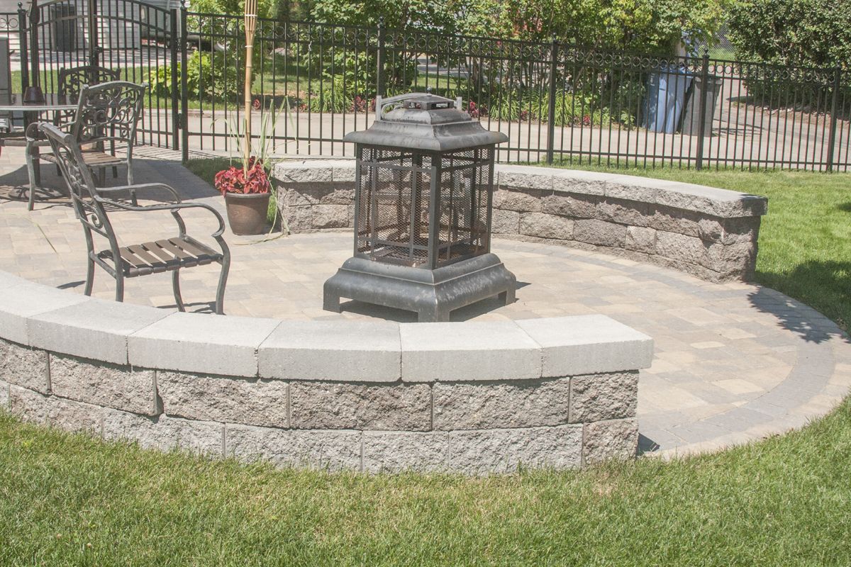 The circular dining patio was created with Willow Creek Circlestone in Lakeshore blend with a contrasting Cobblestone black border as well.