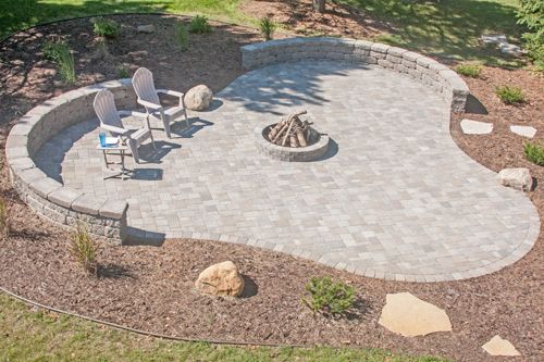 Villa designers used Willow Creek Cobblestone in Bronze Blend for the wide patio and placed a Willow Creek Ledgestone firepit kit in a matching color in the center.