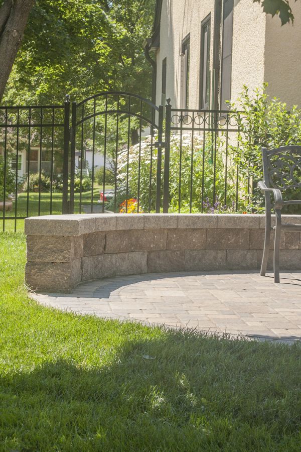 Willow Creek Cobblestone in Lakeshore Blend was used to create the fire pit area with a contrasting black border in Cobblestone to define the space.