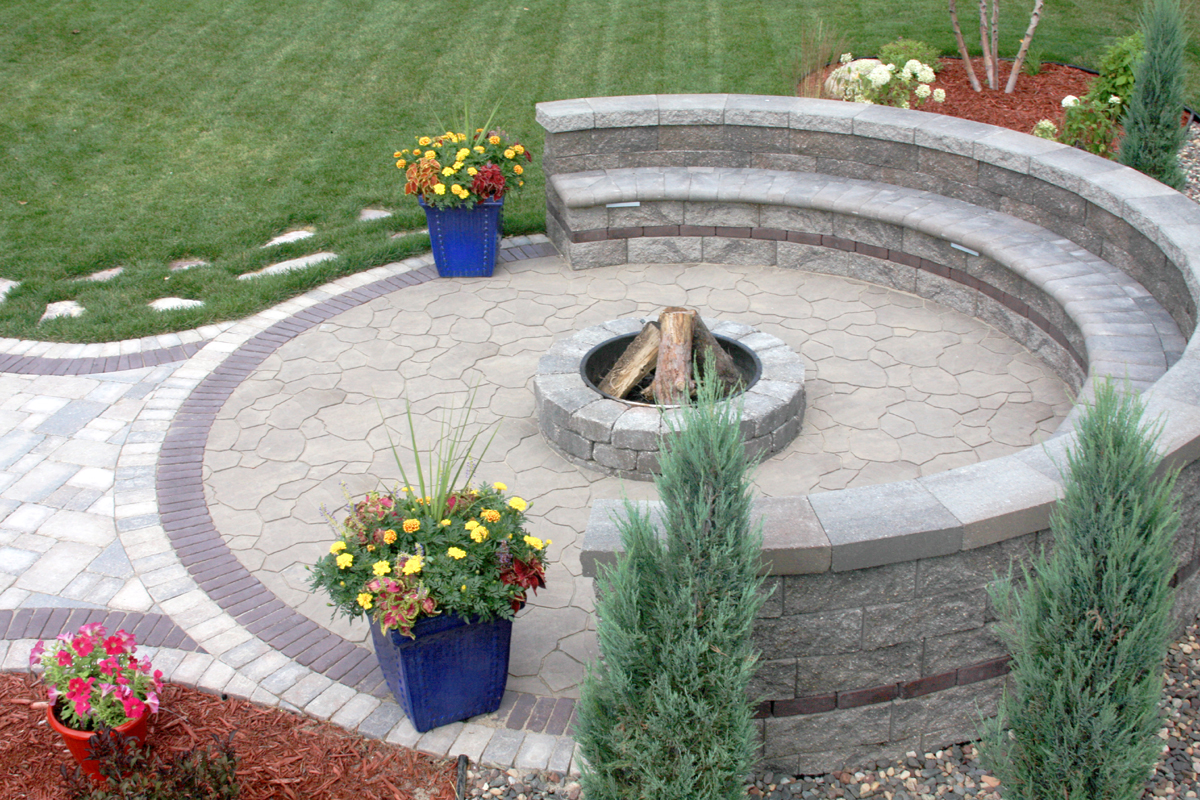 Fire Pit Seating Area Creates Outdoor, Fire Pit With Seating Wall